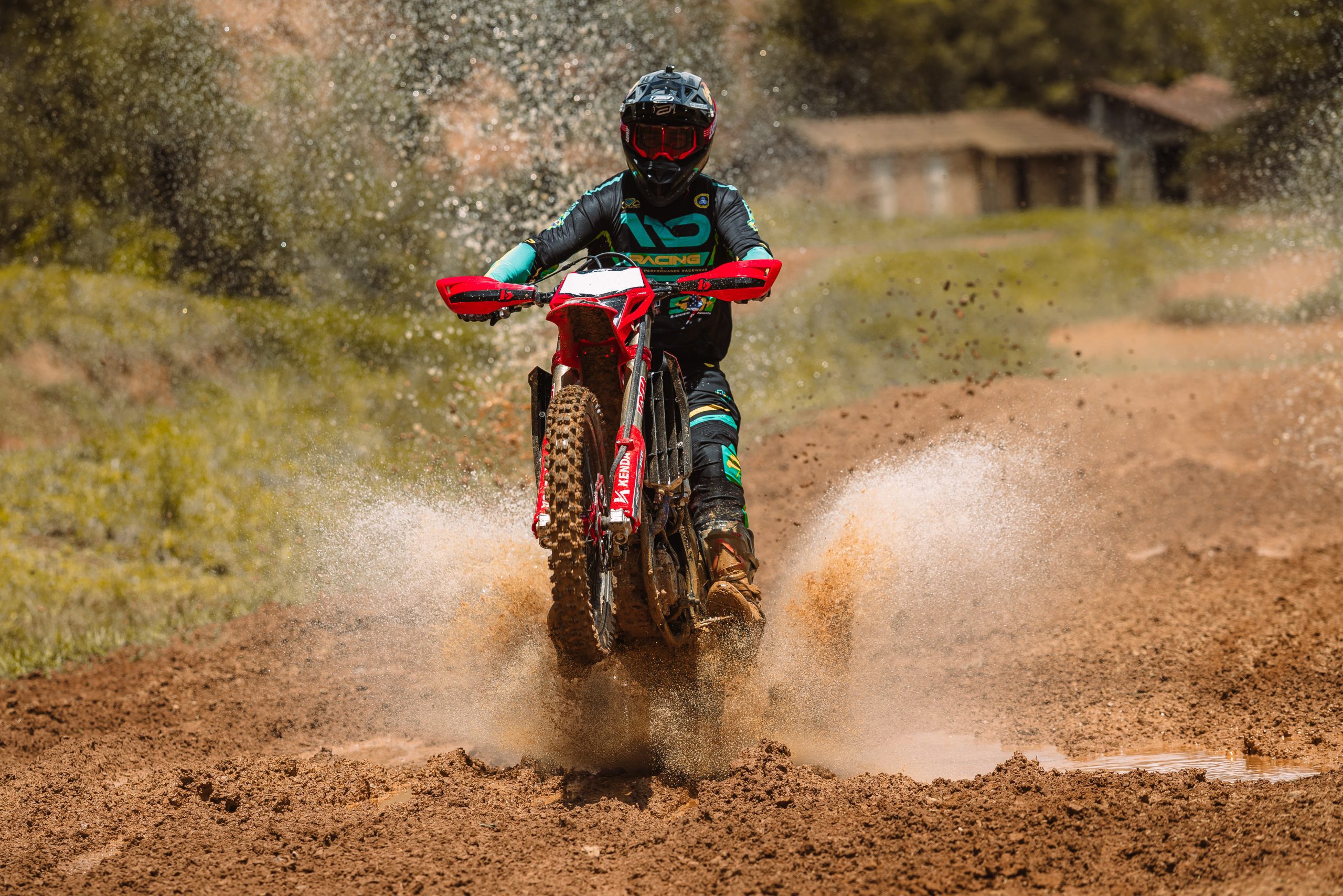 Motos MXF 250 RXi e RXi-R, modelos atendidos pelo agente de IA do ConectAI